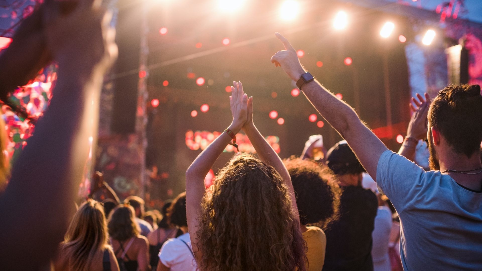 joves a un concert