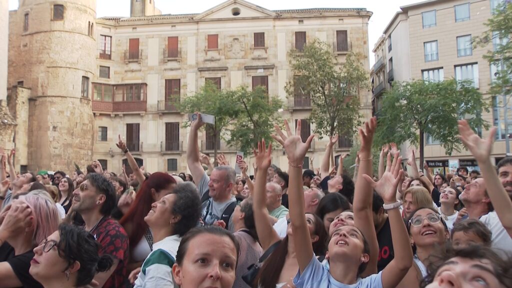 Pluja de poemes a la plaça de la Catedral en defensa de la cultura i contra la violència | Catedral de Barcelona, Guerra Civil, memòria històrica, poesia