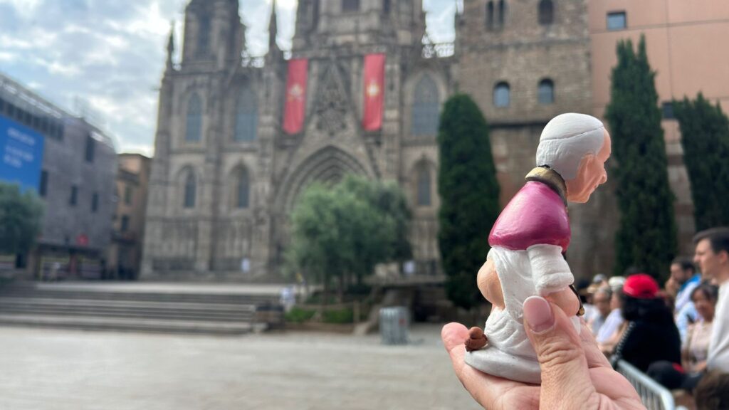 Avions, trens, busos i hores d'espera: el periple dels fidels per veure el papa a la Catedral | Catedral de Barcelona, església catòlica, papa Lleó XIV