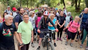200 persones se salten les restriccions al Parc de Collserola per reclamar-ne la reobertura