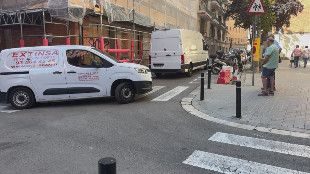 Caos circulatori amb l'inici de les obres al carrer de Mossèn Amadeu Oller: "Això és un desgavell" | Barris, obres, queixes veïnals, trànsit