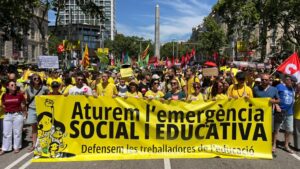 Manifestació de docents i famílies a Barcelona amb l’amenaça de més vagues el curs vinent