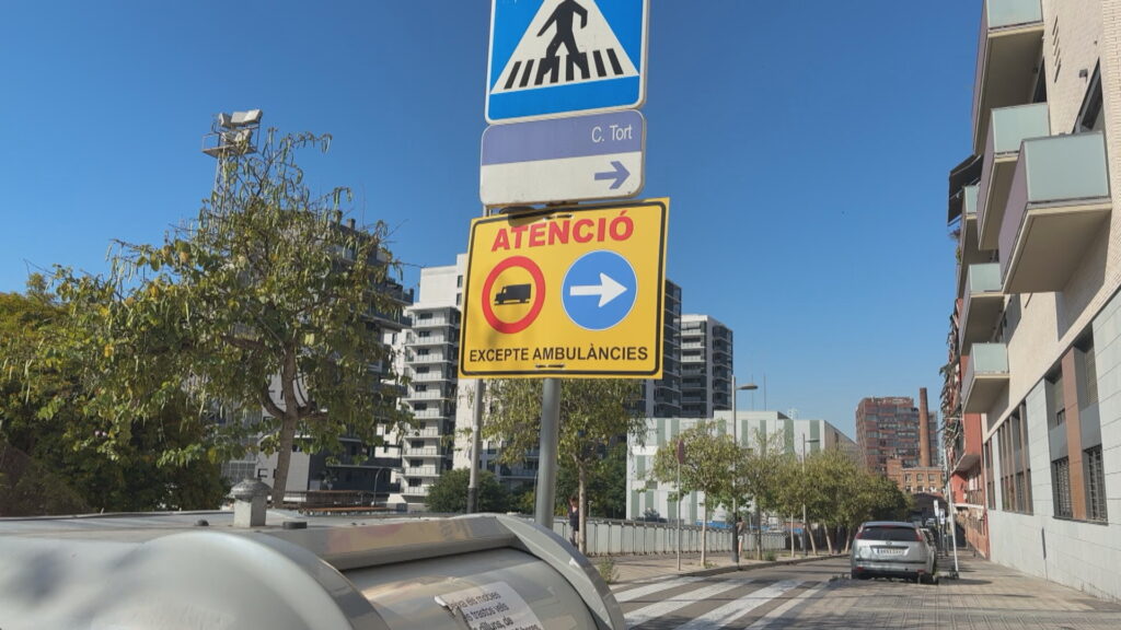 Caos circulatori amb l'inici de les obres al carrer de Mossèn Amadeu Oller: "Això és un desgavell" | Barris, obres, queixes veïnals, trànsit