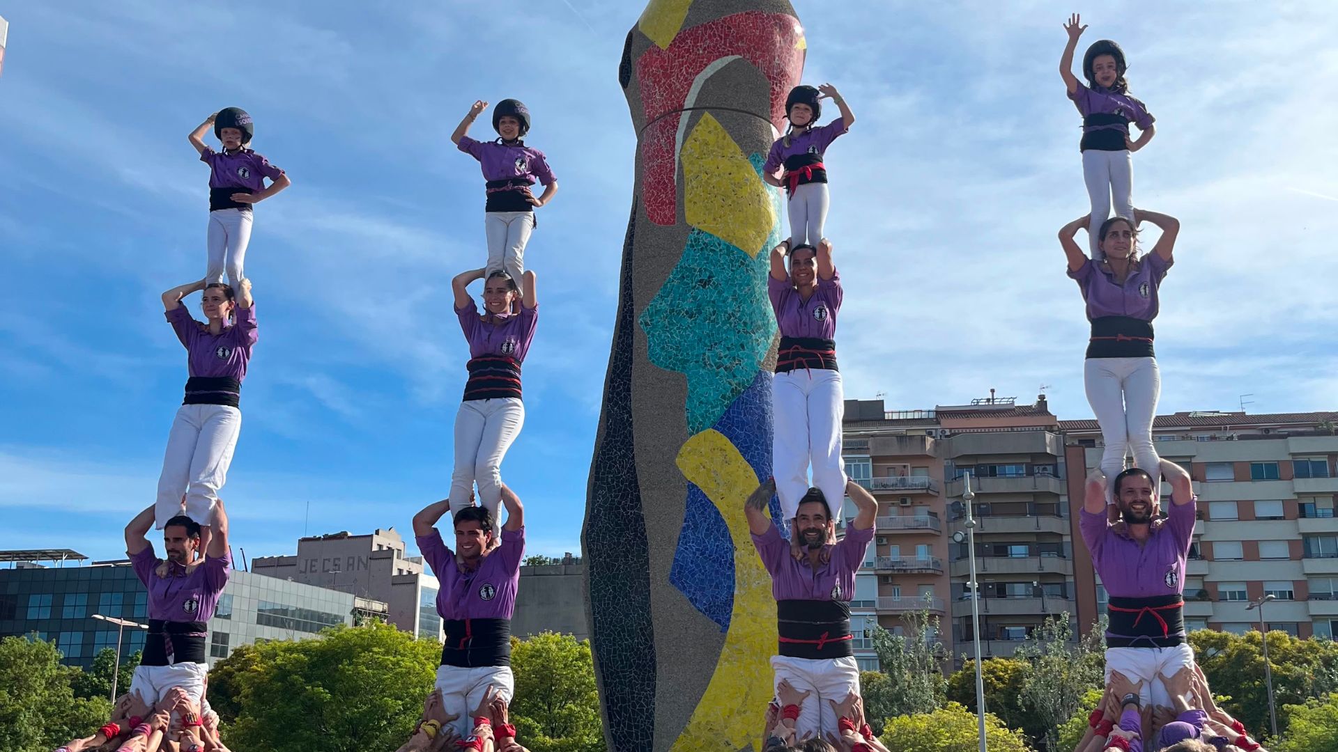 La Colla Castellera de l’Esquerra de l’Eixample celebra vuit anys amb la seva millor actuació | castellers, cultura popular