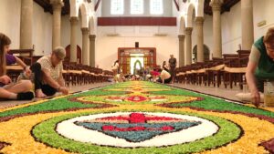 Una catifa floral de 56 metres omple la parròquia de Sant Martí del Clot per Corpus