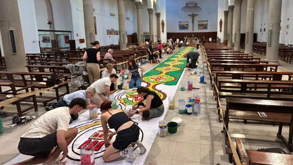 Una catifa floral de 56 metres omple la parròquia de Sant Martí del Clot per Corpus | cultura popular, flors, religió, tradicions