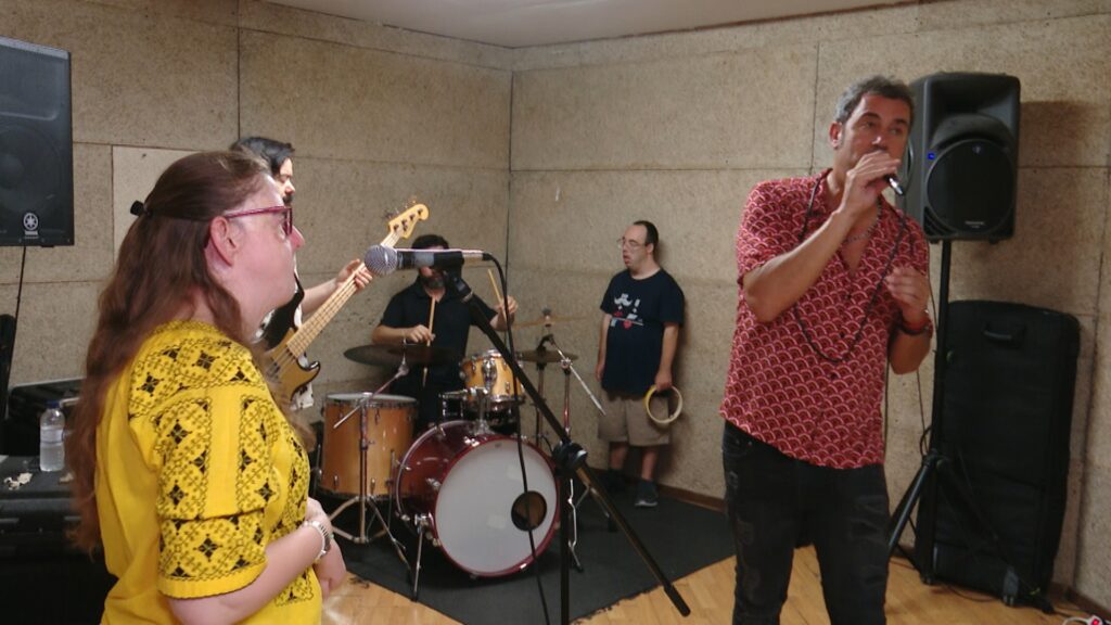 assaig grup musical clams