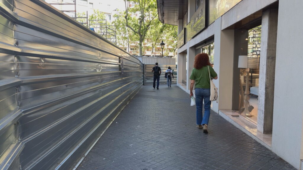 Els comerços del carrer de Vilamarí, al límit per les obres de l'L8: "Ens han deixat aïllats" | botigues, FGC, Generalitat de Catalunya, obres, queixes veïnals