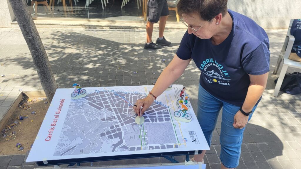 Samarretes per reclamar una via per a bicis al passeig de Maragall: "El Tour passa, el carril queda" | bicicleta, carrils bici, protestes, zones de vianants