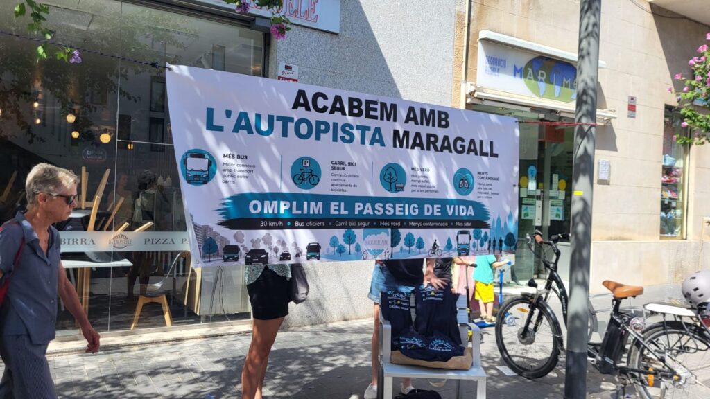 Acció per reclamar carril bici al passeig de Maragall