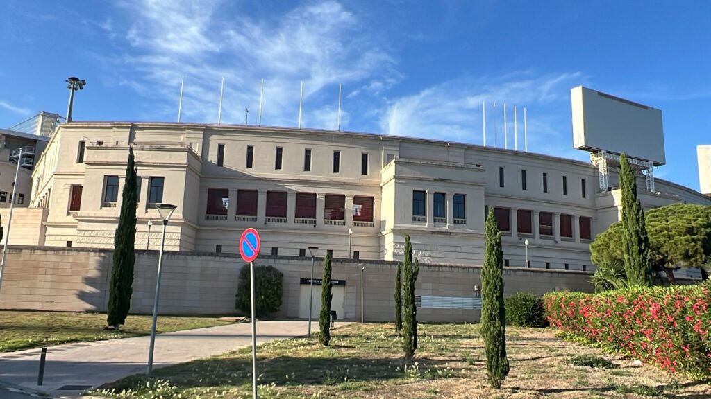 Treballs a tota màquina a l'interior de l'Estadi Olímpic per la vetlla multitudinària de Lleó XIV | església catòlica, Estadi Olímpic Lluís Companys, papa Lleó XIV, religió