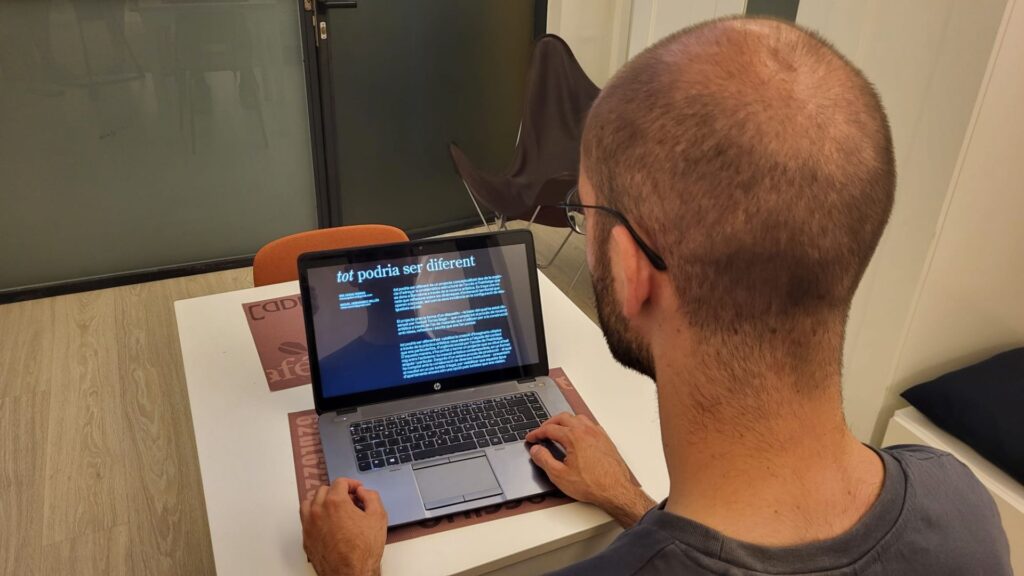 "Tot podria ser diferent", una exposició sobre la crisi de l'habitatge en un pis turístic il·legal | llicències municipals, pisos turístics, webs