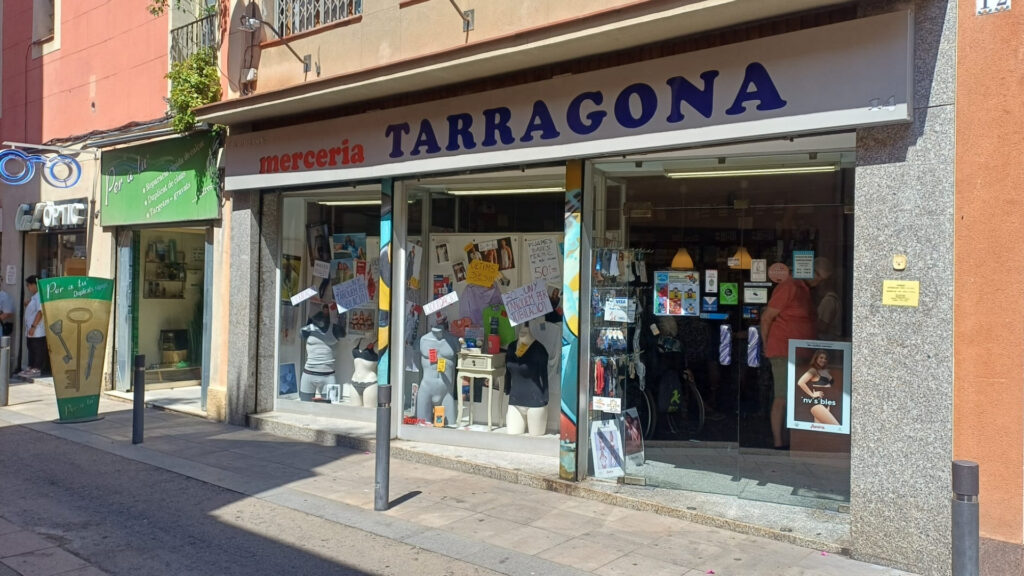 Adeu a la Merceria Tarragona, 109 anys cosint la història de Gràcia | botiga, botigues centenàries, Establiment emblemàtic, moda