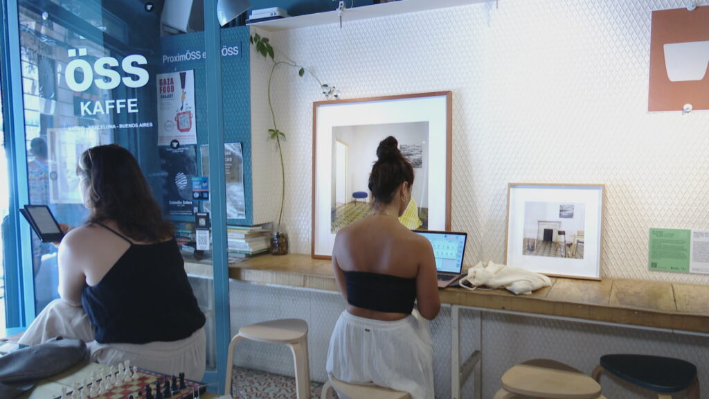 Obres de la col·lecció MACBA passegen per llocs insòlits com perruqueries o cafeteries | art contemporani, MACBA, museus