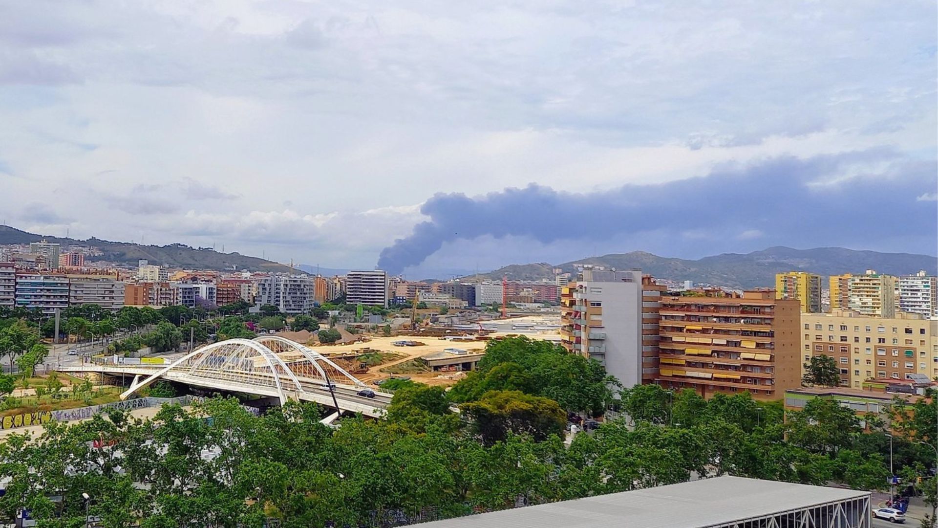Vista des de Sant Martí, a Barcelona, columna fum incendi Santa Perpètua de Mogoda fàbrica Honda