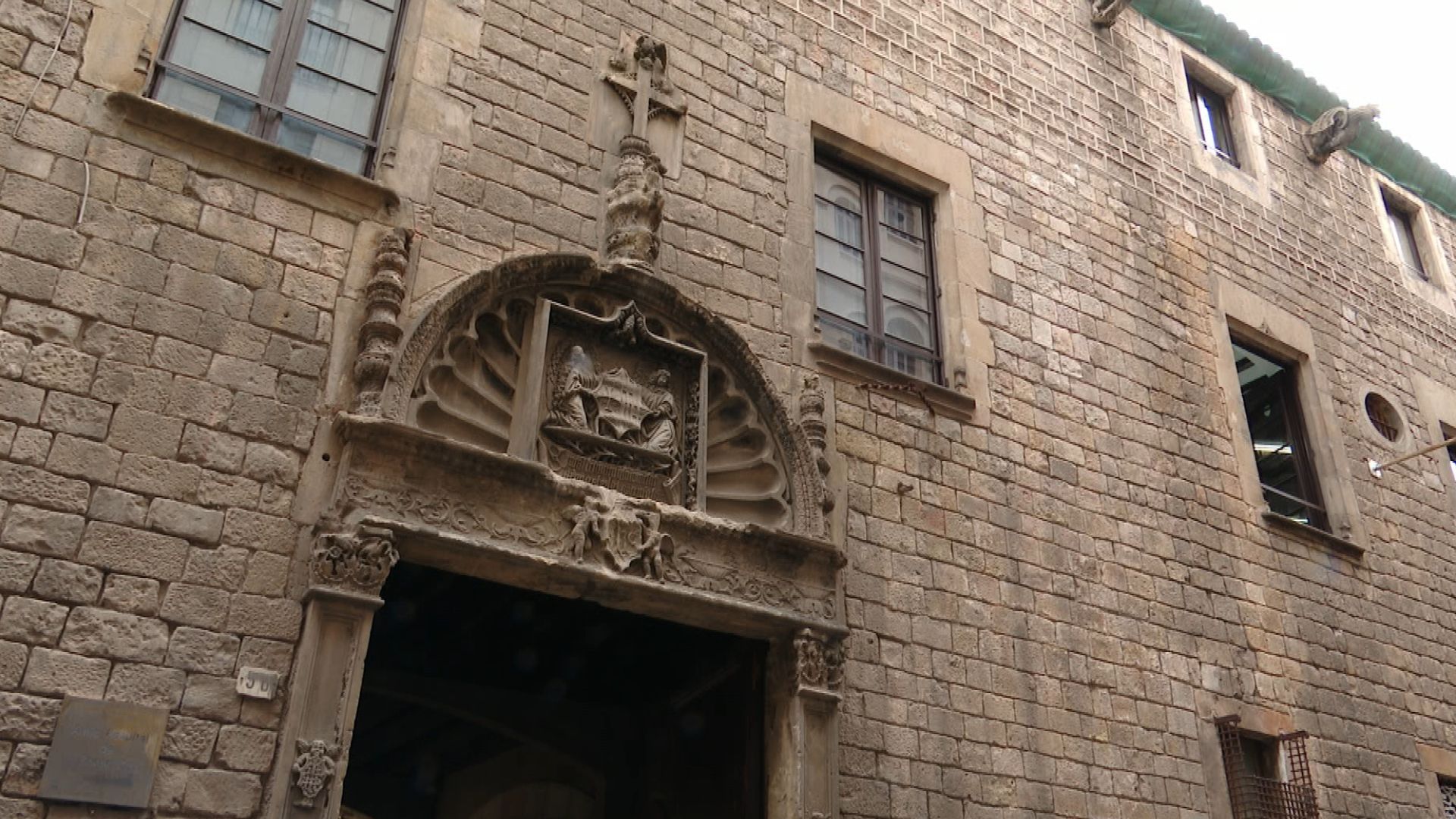 En marxa la rehabilitació de la façana i el claustre de l'antic Hospital de la Santa Creu | arquitectura, obres, patrimoni arquitectònic