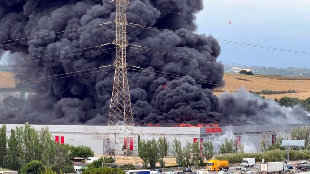 El fum de l'incendi d'una fàbrica a Santa Perpètua, ben visible des de Barcelona | Bombers de la Generalitat, Incendis
