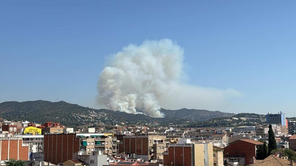 Un incendi a la serralada de Marina genera una columna de fum, visible des de Barcelona | Bombers de la Generalitat, Incendis, incendis forestals