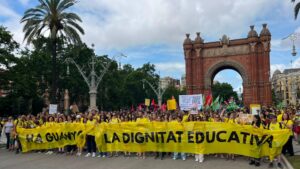 Una marea groga de milers docents omple els carrers contra el pacte d’Educació