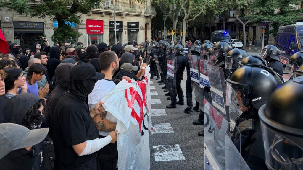 Cops de porra contra els antifeixistes que volien apropar-se a una concentració neonazi | antifeixisme, feixisme, manifestacions a Barcelona, Mossos d'Esquadra