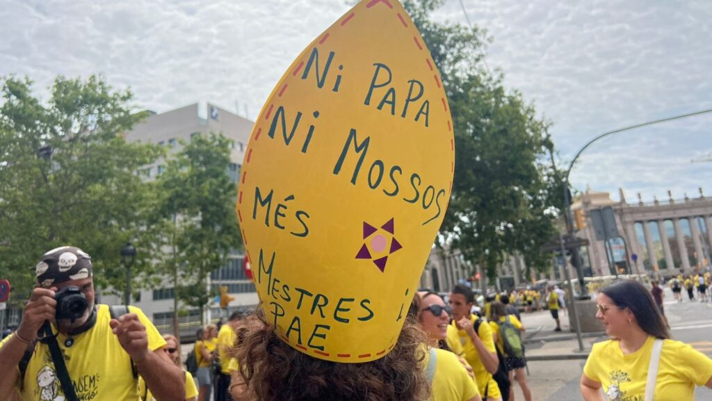 Milers de docents es manifesten fins a les portes del Parlament en una nova jornada de vaga | CGT, manifestacions a Barcelona, papa Lleó XIV, professorat, USTEC, vaga, vagues