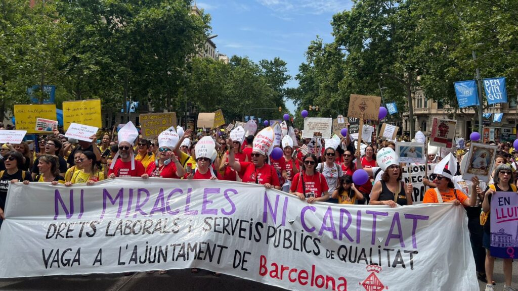 Milers de docents es manifesten fins a les portes del Parlament en una nova jornada de vaga | CGT, manifestacions a Barcelona, papa Lleó XIV, professorat, USTEC, vaga, vagues