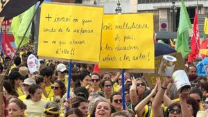 Milers de docents es manifesten fins a les portes del Parlament en una nova jornada de vaga