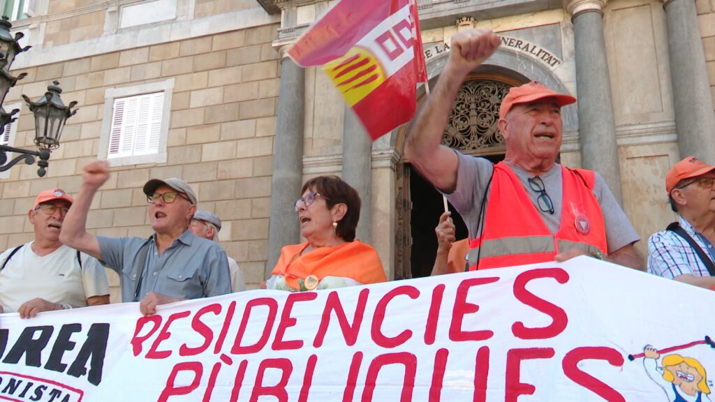 "Les residències no han de ser un negoci": nova protesta per la llei de la dependència a Sant Jaume | gent gran, llei, manifestacions a Barcelona, residències