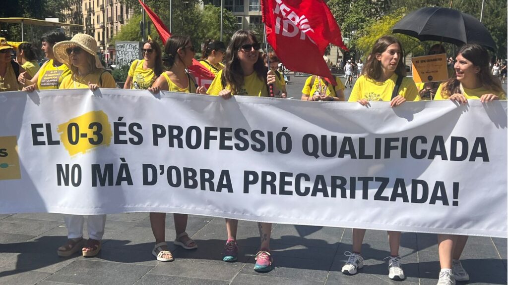 Concentraci&oacute; de les treballadores de les escoles bressol en una nova jornada de vaga
