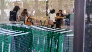 Denuncien 30 supermercats Mercadona de Barcelona per la zona de descans amb microones