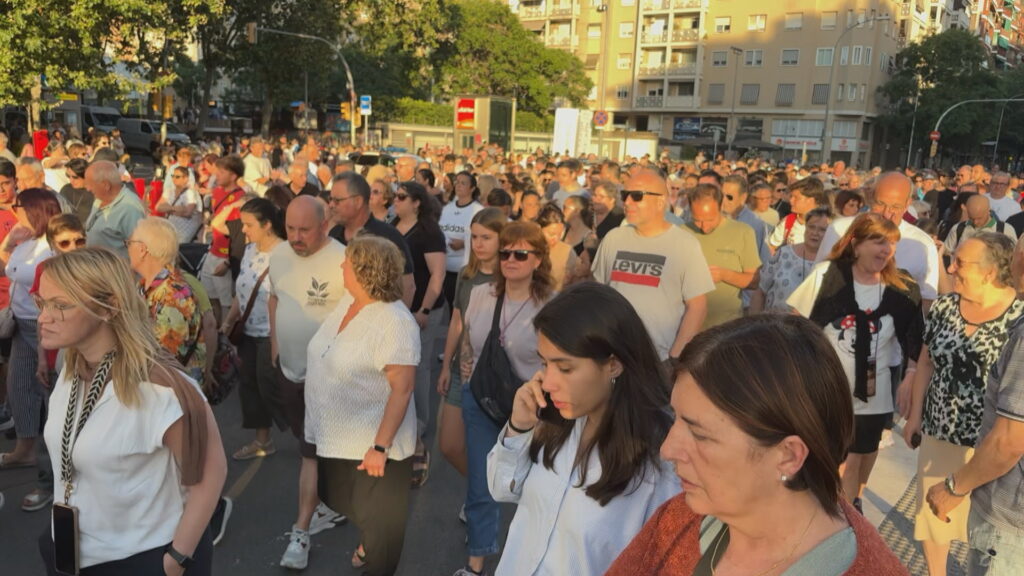 400 persones es manifesten a la Marina de Port per demanar més policia: “Volem una Marina segura” | Barris, Comissió de Seguretat i Mobilitat, Guàrdia Urbana, Mossos d'Esquadra, queixes veïnals
