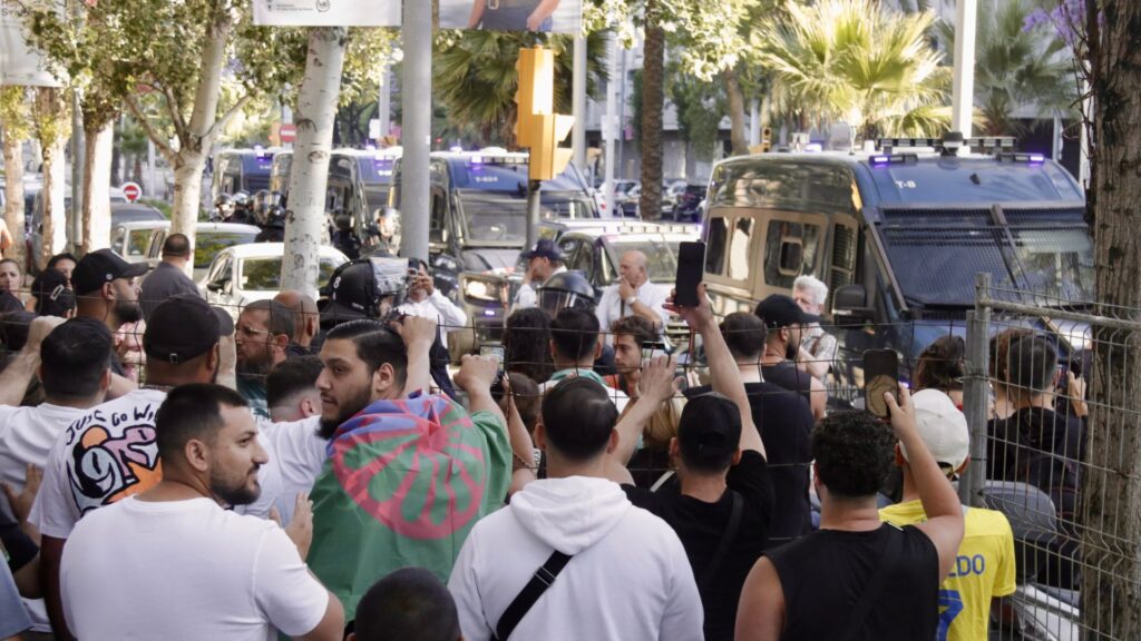 El Consorci de la Mina inicia els desallotjaments dels Blocs de la Rambla | desallotjaments, habitatge públic, Mossos d'Esquadra