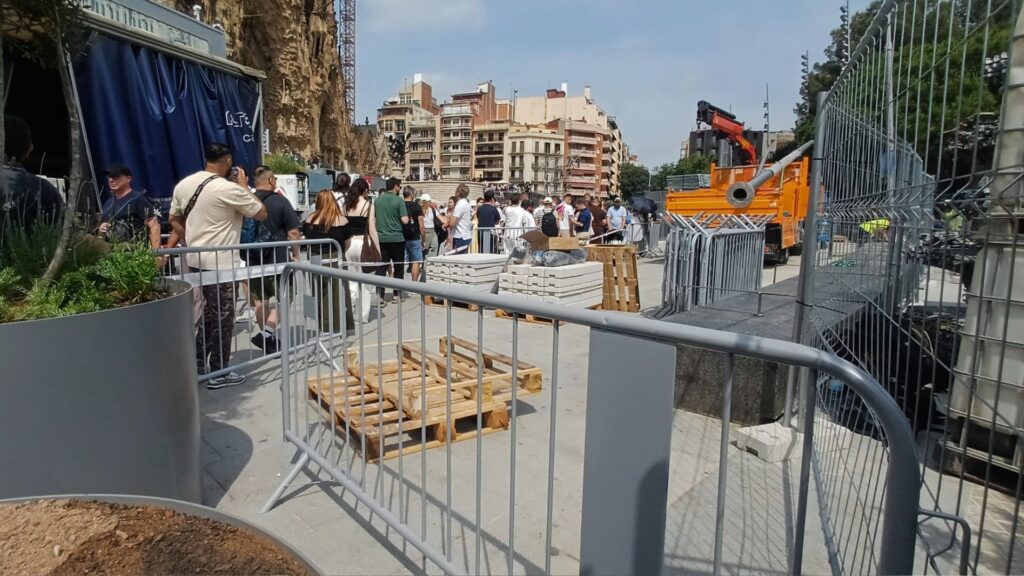 muntatge grades sagrada fam&iacute;lia