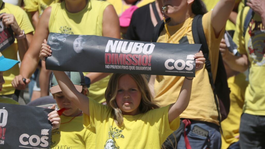 Manifestació de docents i famílies a Barcelona amb l'amenaça de més vagues el curs vinent | CGT, famílies, manifestacions a Barcelona, USTEC, vaga, vagues