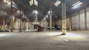 Desmuntatge del Palau Alfons XIII a la Fira de Montjuïc: se’n retira el sostre de fibrociment