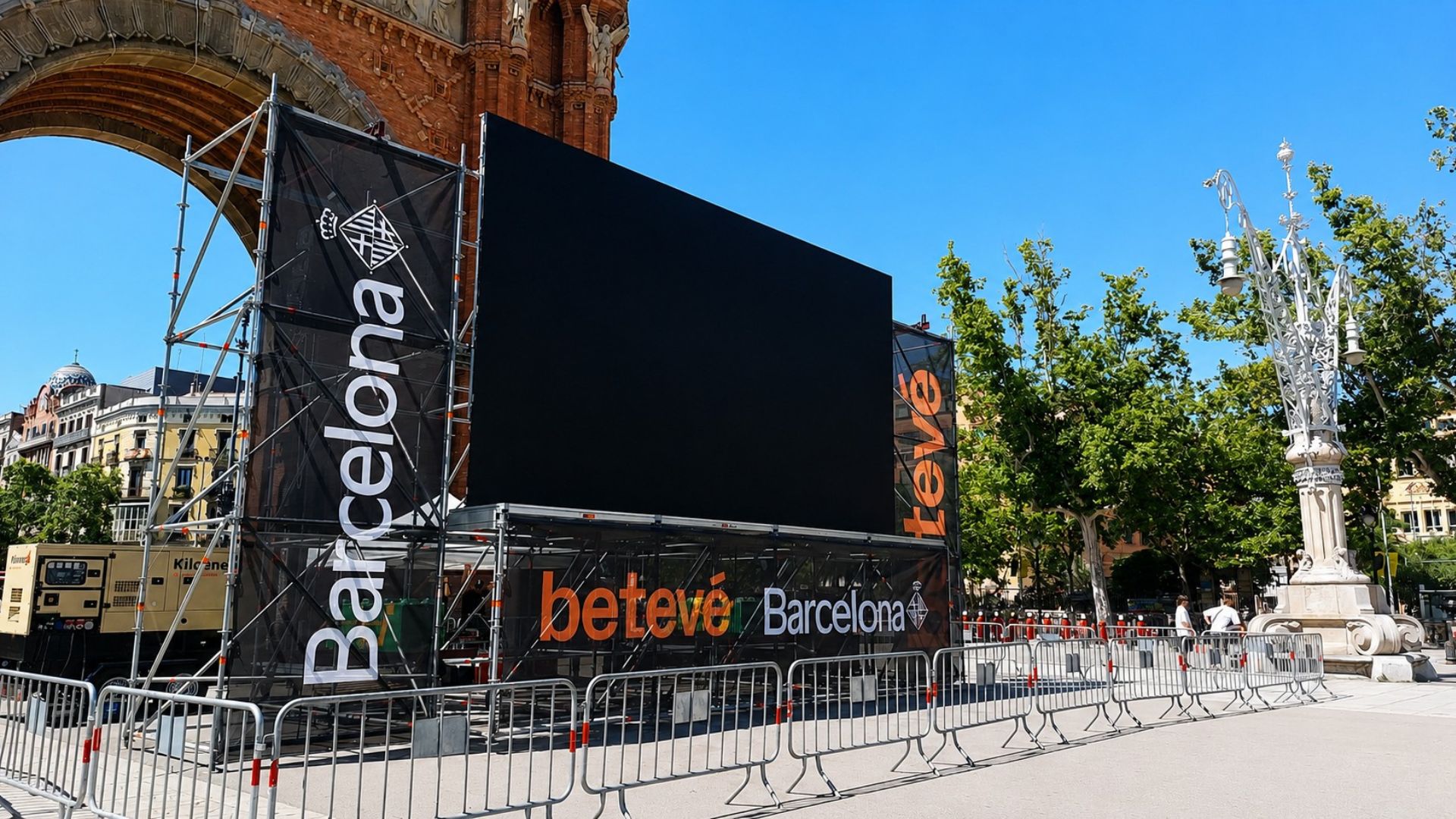 betevé fa accessible a tota la ciutat la visita del papa a Barcelona amb dues pantalles gegants | betevé, papa Lleó XIV
