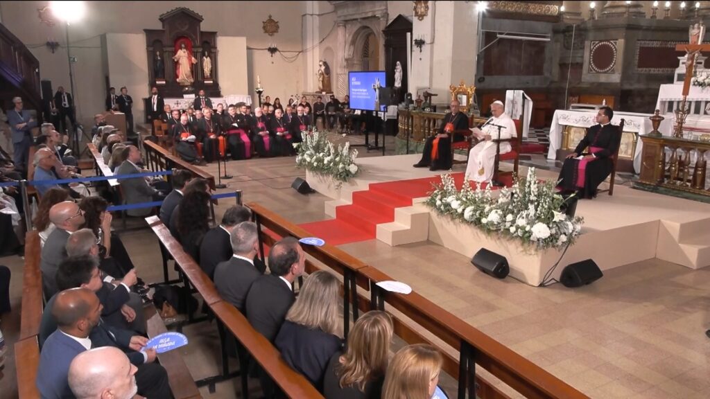 Les preguntes d'un nen, el Renzo, mostren el papa més proper i emotiu: "La vida es juga en equip" | església catòlica, papa Lleó XIV