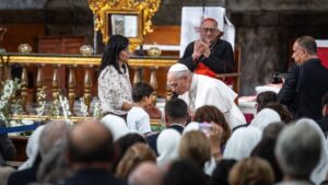 Les preguntes d’un nen, el Renzo, mostren el papa més proper i emotiu: “La vida es juga en equip”