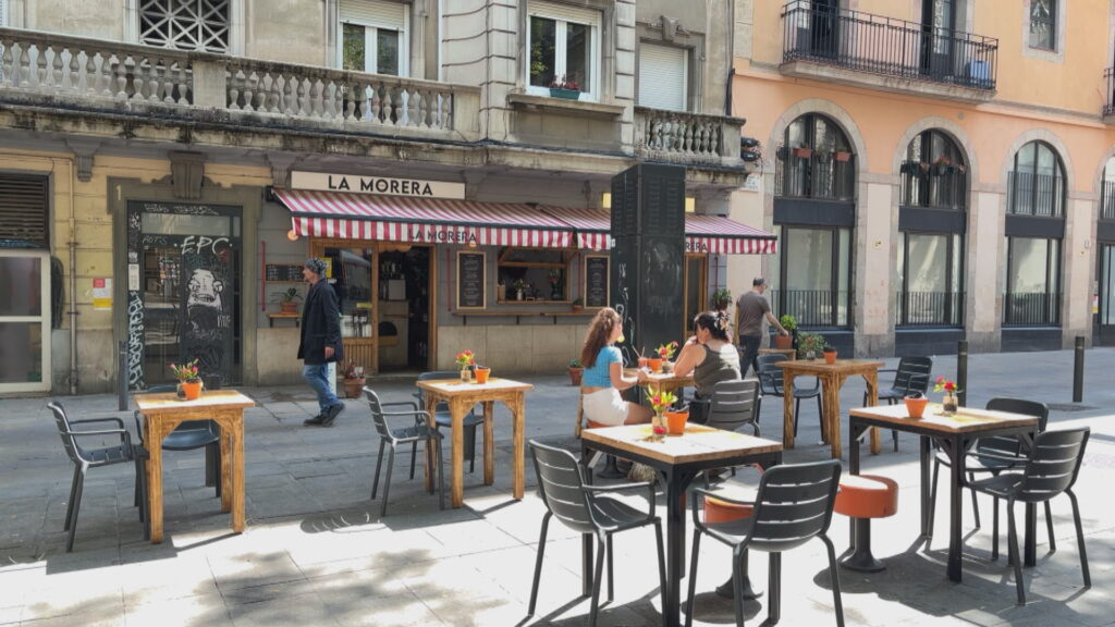 El Raval es prepara per a la visita papal: més controls policials, neteja i incertesa dels botiguers | Barris, església catòlica, papa Lleó XIV