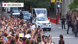 El papa, camí de la Sagrada Família: bany de masses al papamòbil