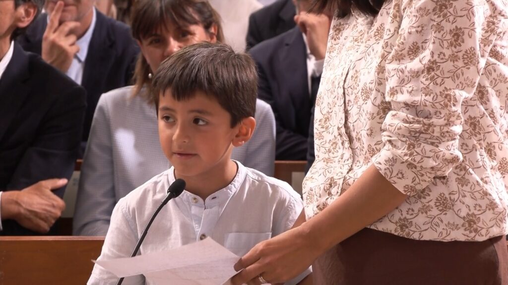 Les preguntes d'un nen, el Renzo, mostren el papa més proper i emotiu: "La vida es juga en equip" | església catòlica, papa Lleó XIV