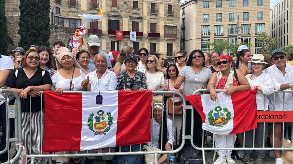 Avions, trens, busos i hores d'espera: el periple dels fidels per veure el papa a la Catedral | Catedral de Barcelona, església catòlica, papa Lleó XIV