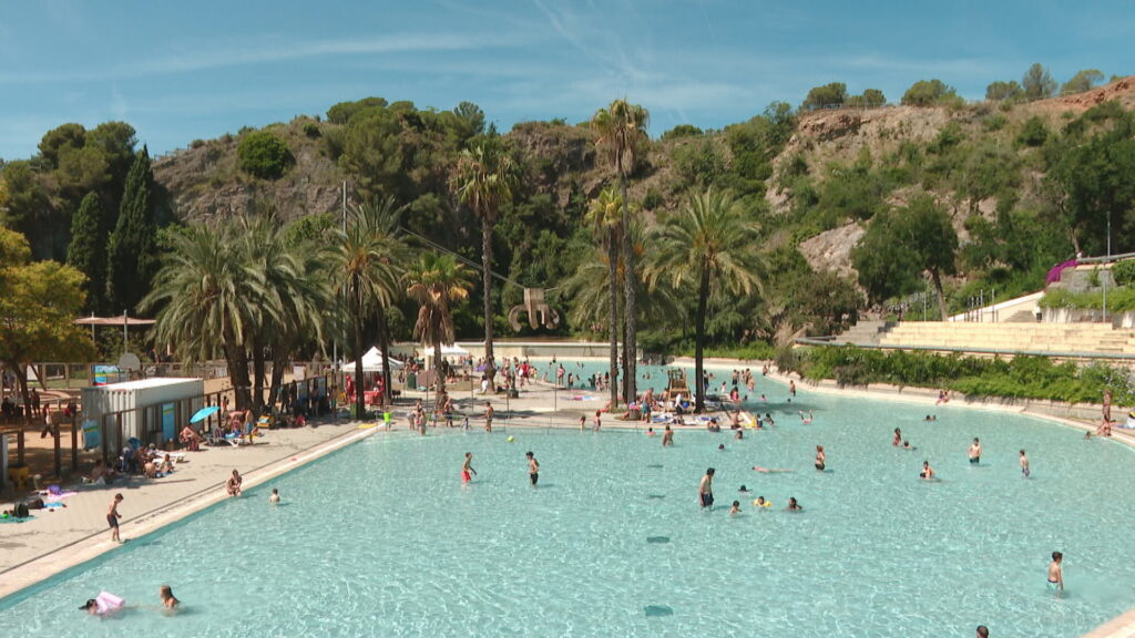La piscina de la Creueta del Coll s'omple el primer cap de setmana de calor d'estiu | calor, estiu, Parc de la Creueta del Coll