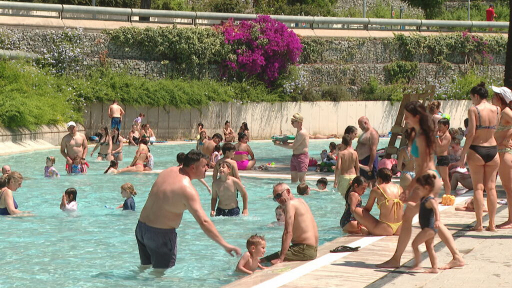 La piscina de la Creueta del Coll s'omple el primer cap de setmana de calor d'estiu | calor, estiu, Parc de la Creueta del Coll