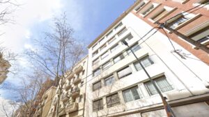 Expedientats 31 minipisos turístics il·legals en un mateix edifici, a tocar de l’antic Sant Pau