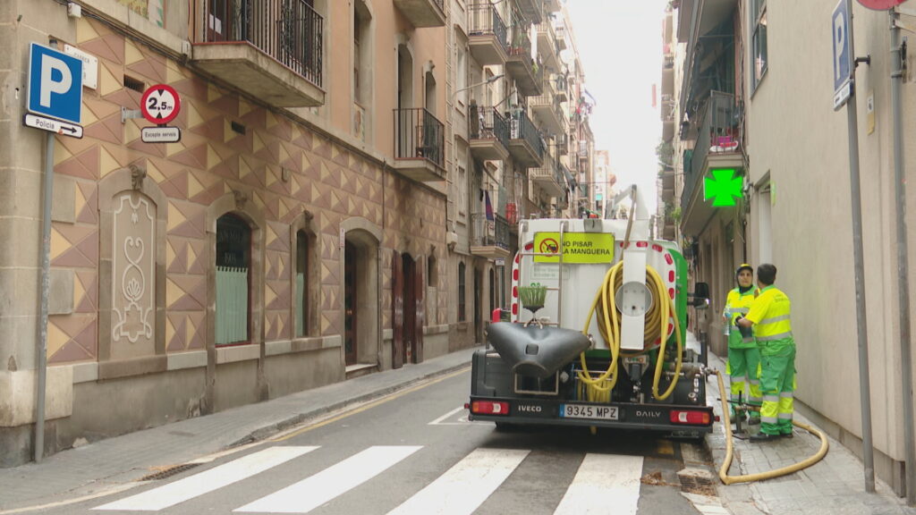 Vecindario de la Barceloneta desconfía del plan de verano para resolver inseguridad, limpieza y movilidad | Barrios, verano, limpieza, playas, Promoción del Transporte Público (PTP), seguridad, TMB