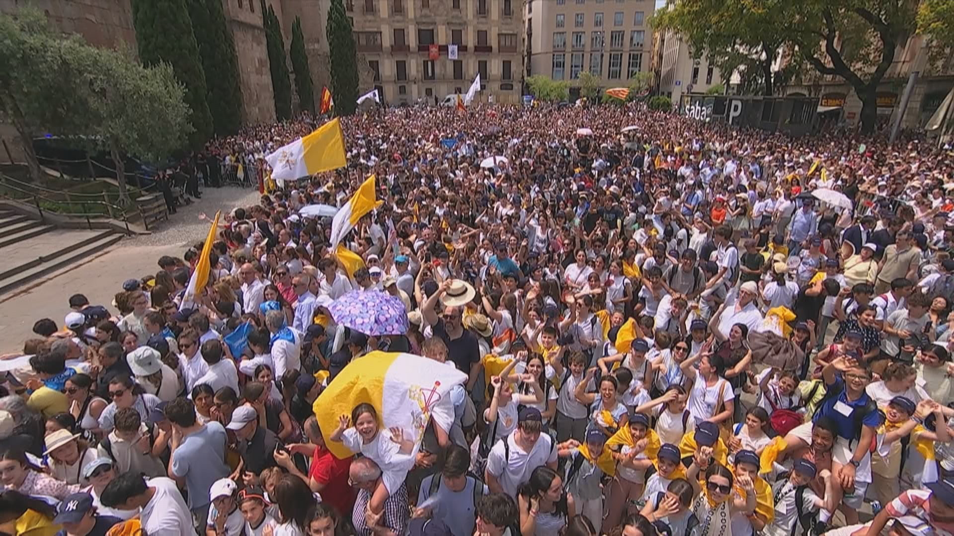 plaça de Catedral plena de fidels per rebre al papa