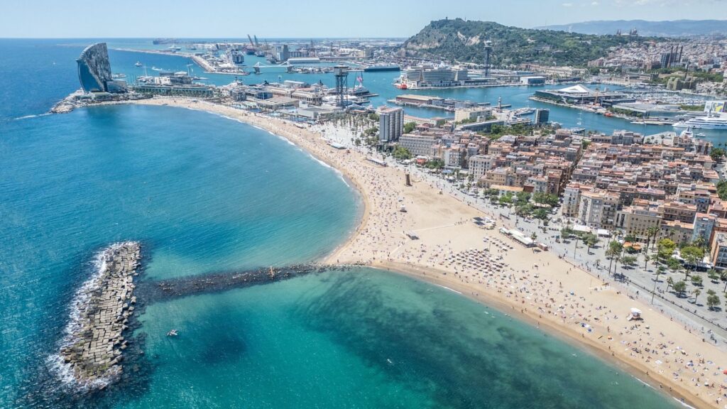 Vista aèria de les platges de la Barceloneta, Sant Miquel i Sant Sebastià amb l'hotel W al fons