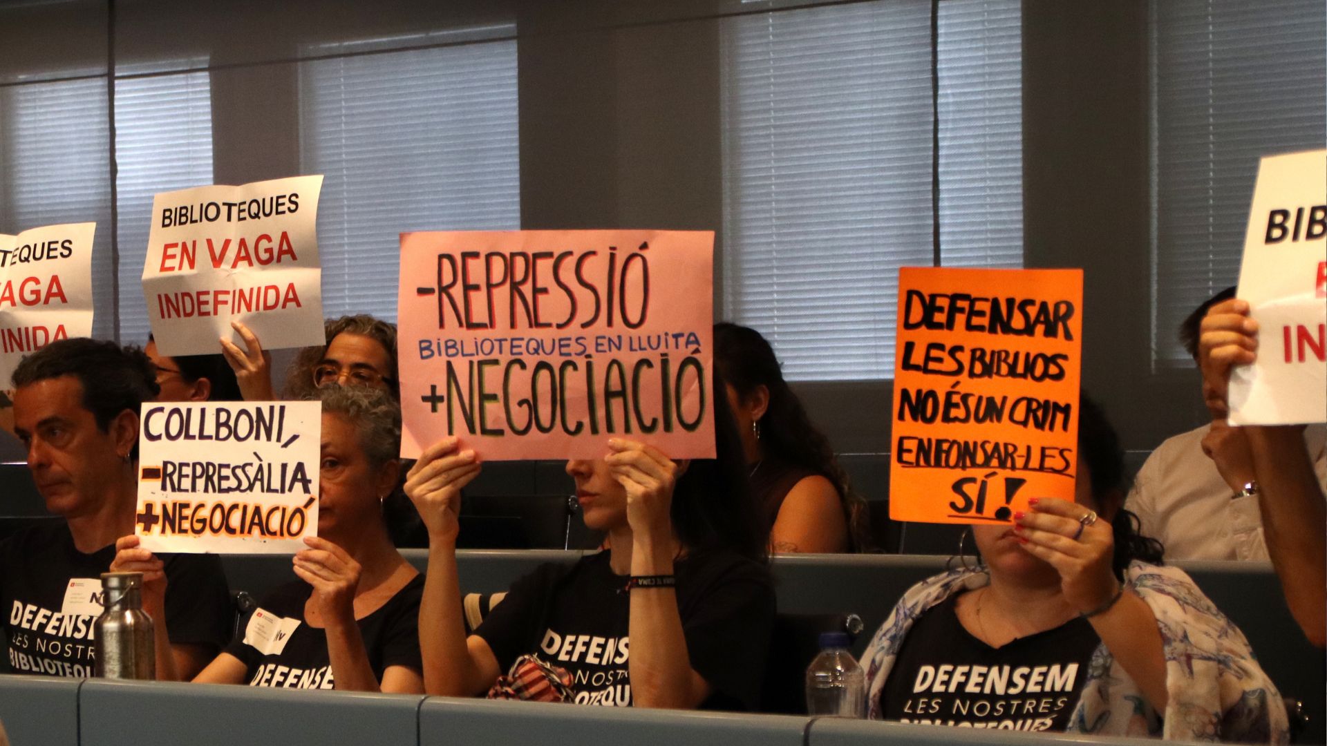 Treballadors de biblioteques protesten a la Comissió de Cultura