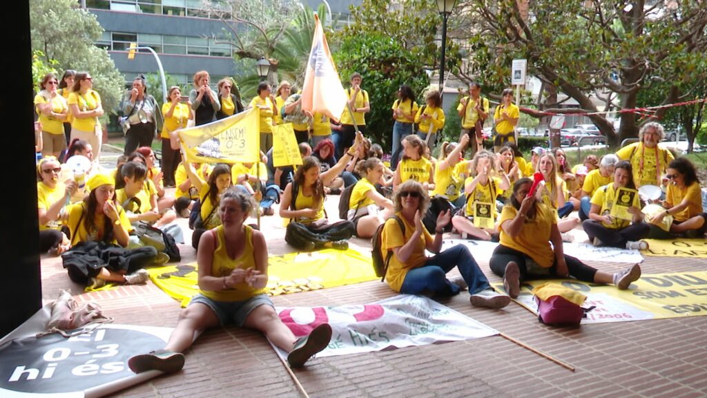 Protesta escoles bressol a les portes del Departament d'Educaci&oacute;